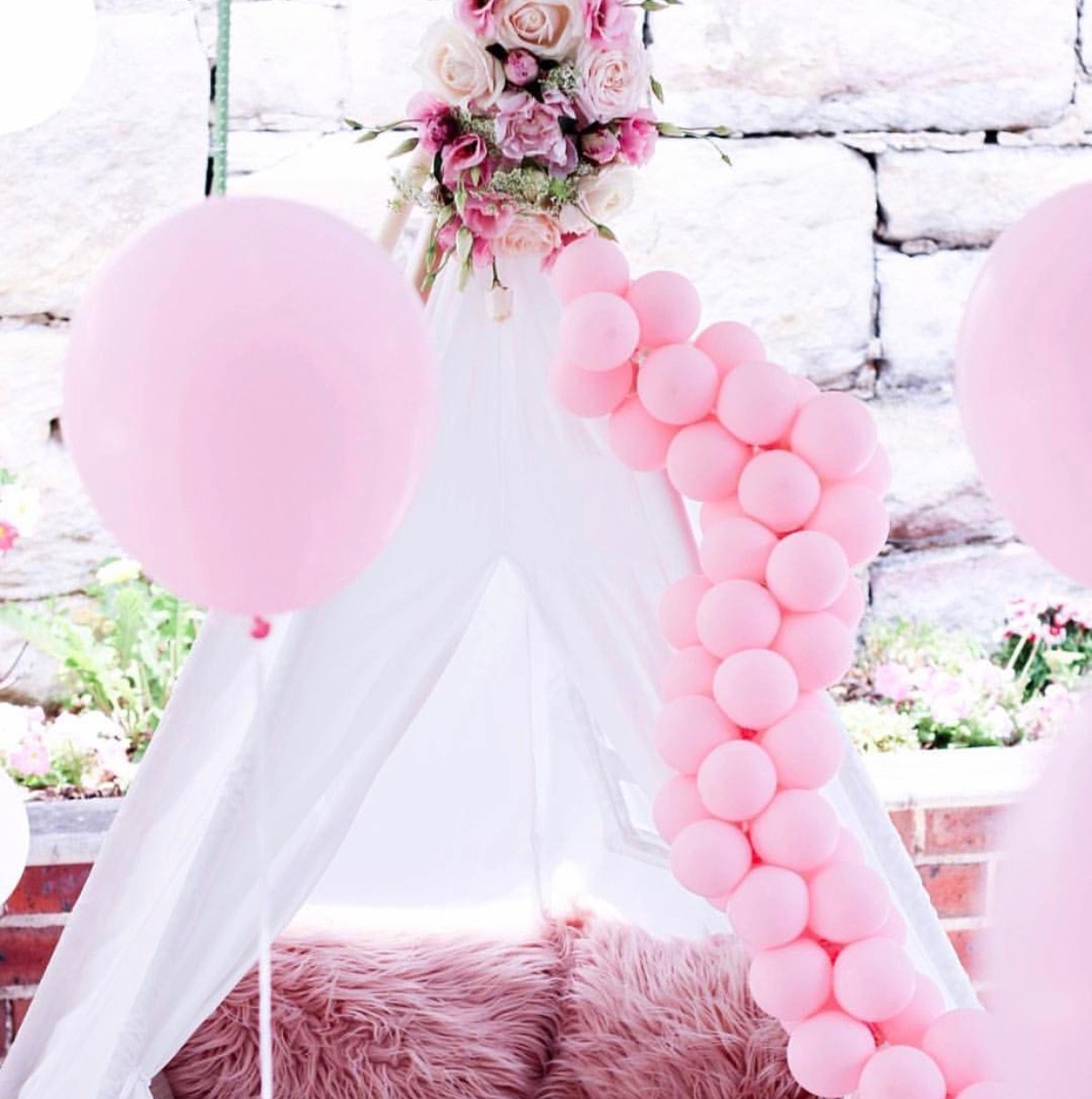 Party teepee with balloons