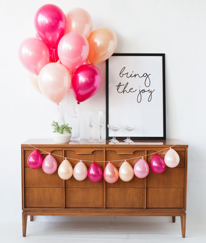 Balloon bouquet and garland in pink tones
