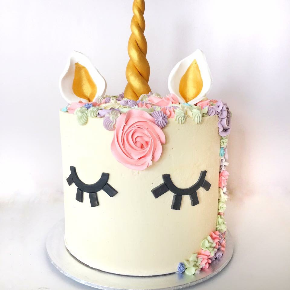 Sleepy eyes and floral mane unicorn cake