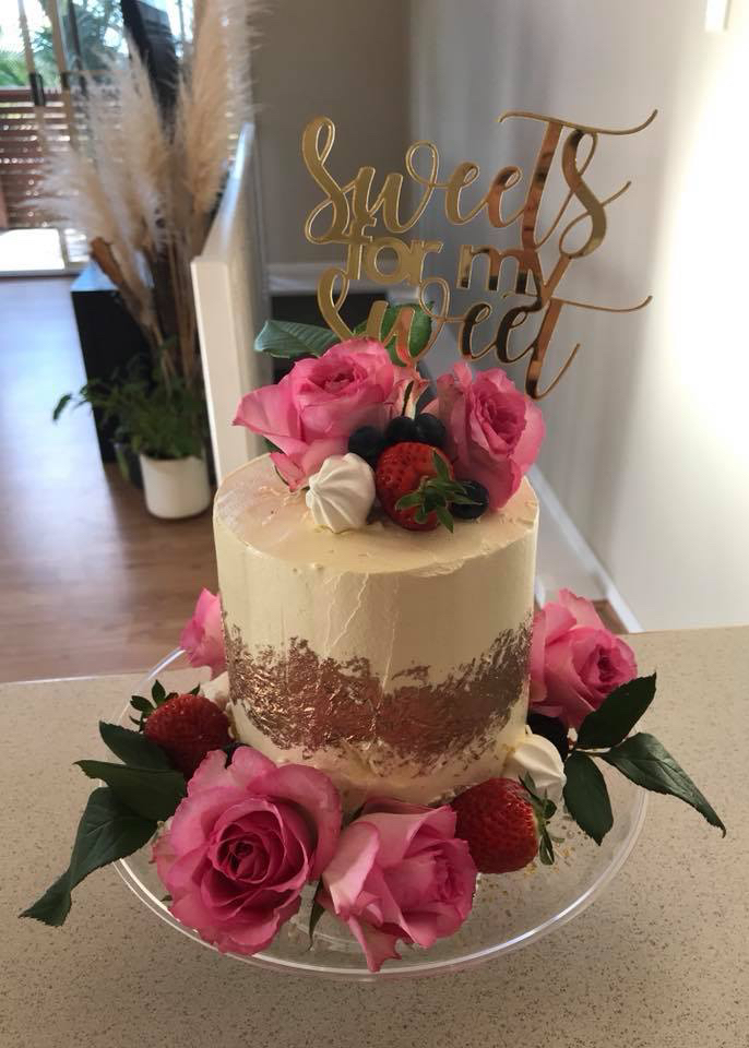 Naked cake with topper