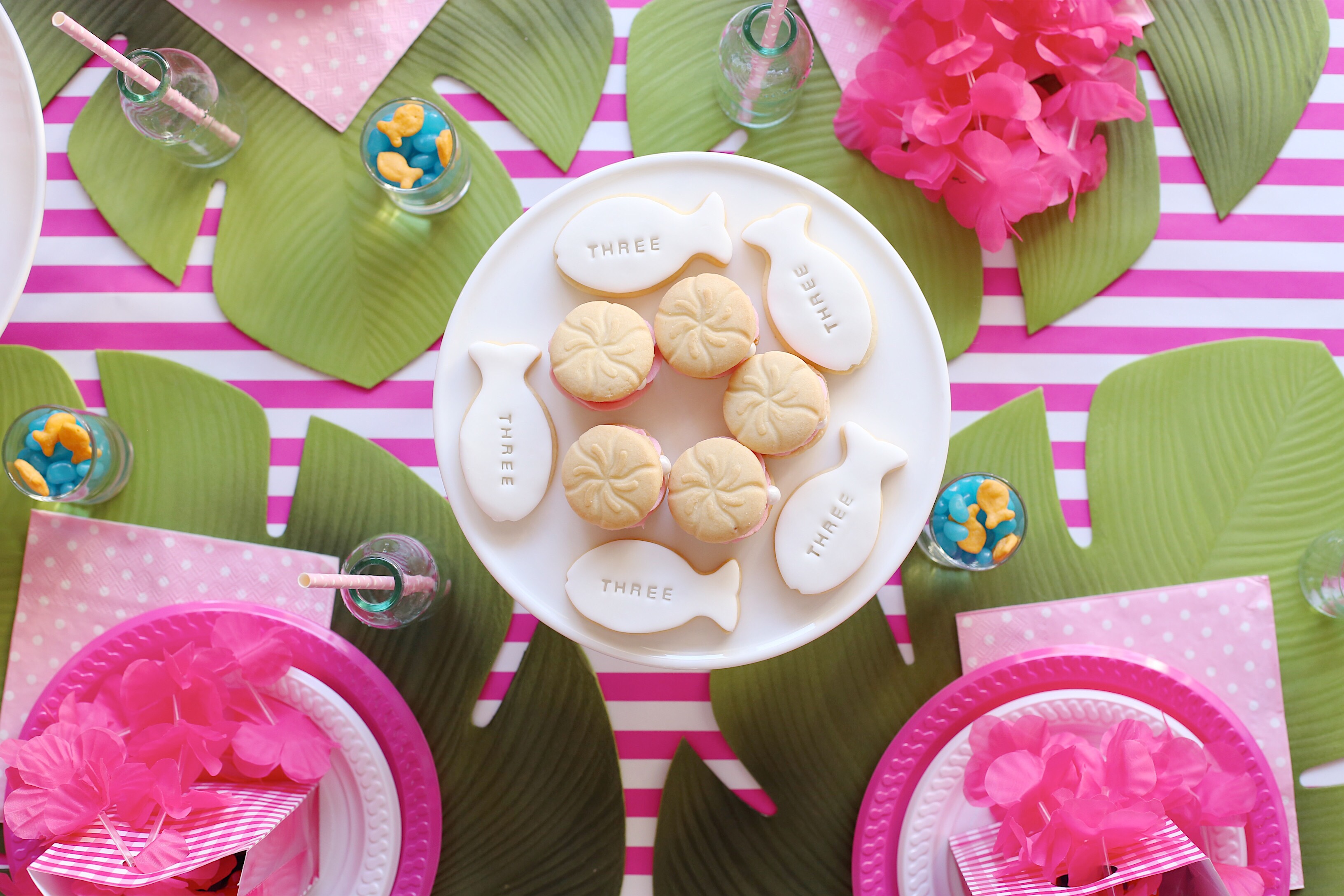 Tropical Moana table setting with cookies
