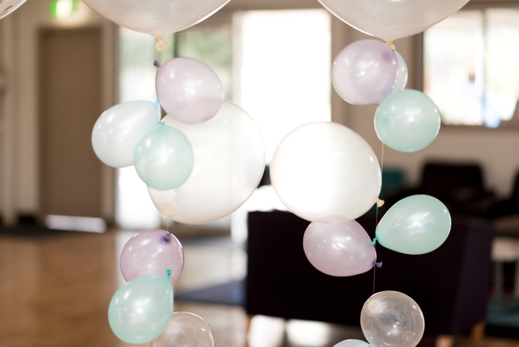 Bubble balloon garlands for an underwater feel