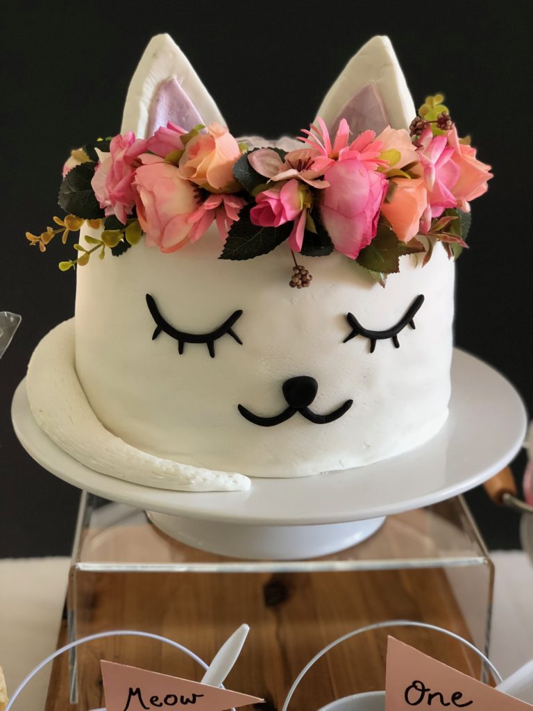 Kitten themed cake 