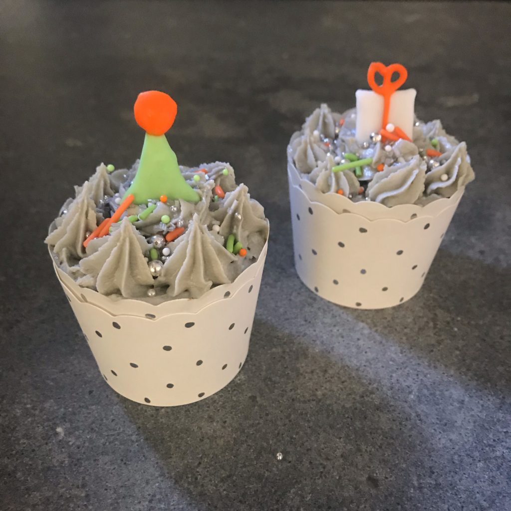 royal icing cupcake toppers, DIY: Royal icing cupcake toppers