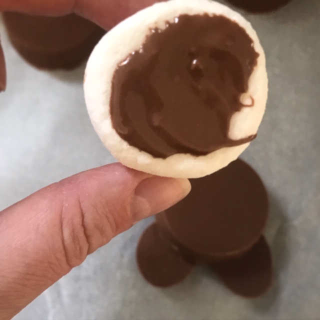 Easter chocolate covered Oreos, Bunny bums &#8211; Easter chocolate covered Oreos (Recipe)