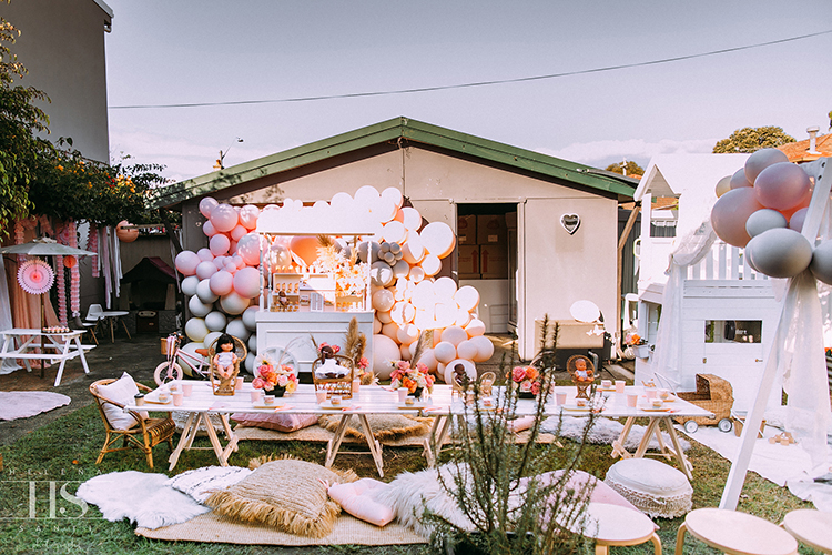A vintage doll picnic party