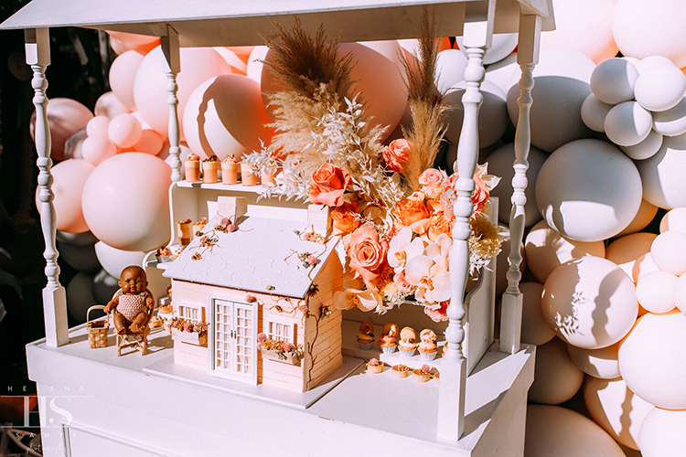 A vintage doll picnic party