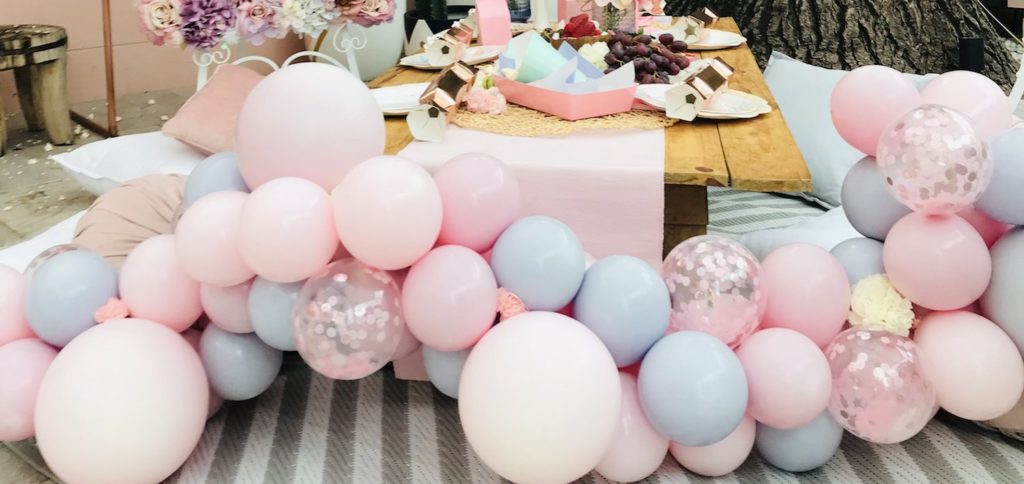 The easiest DIY balloon garland ever, The easiest DIY balloon garland ever