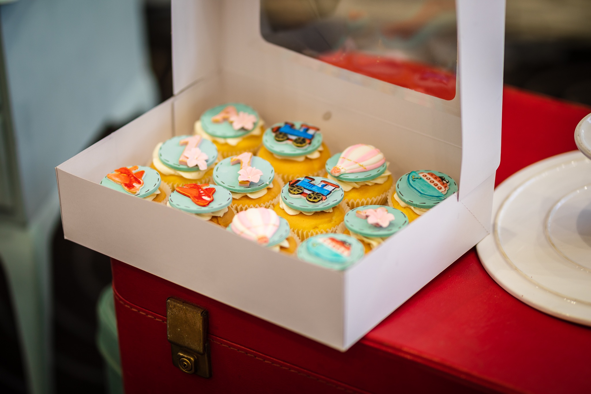 Ayaana's Around the World vintage travel party - cupcakes