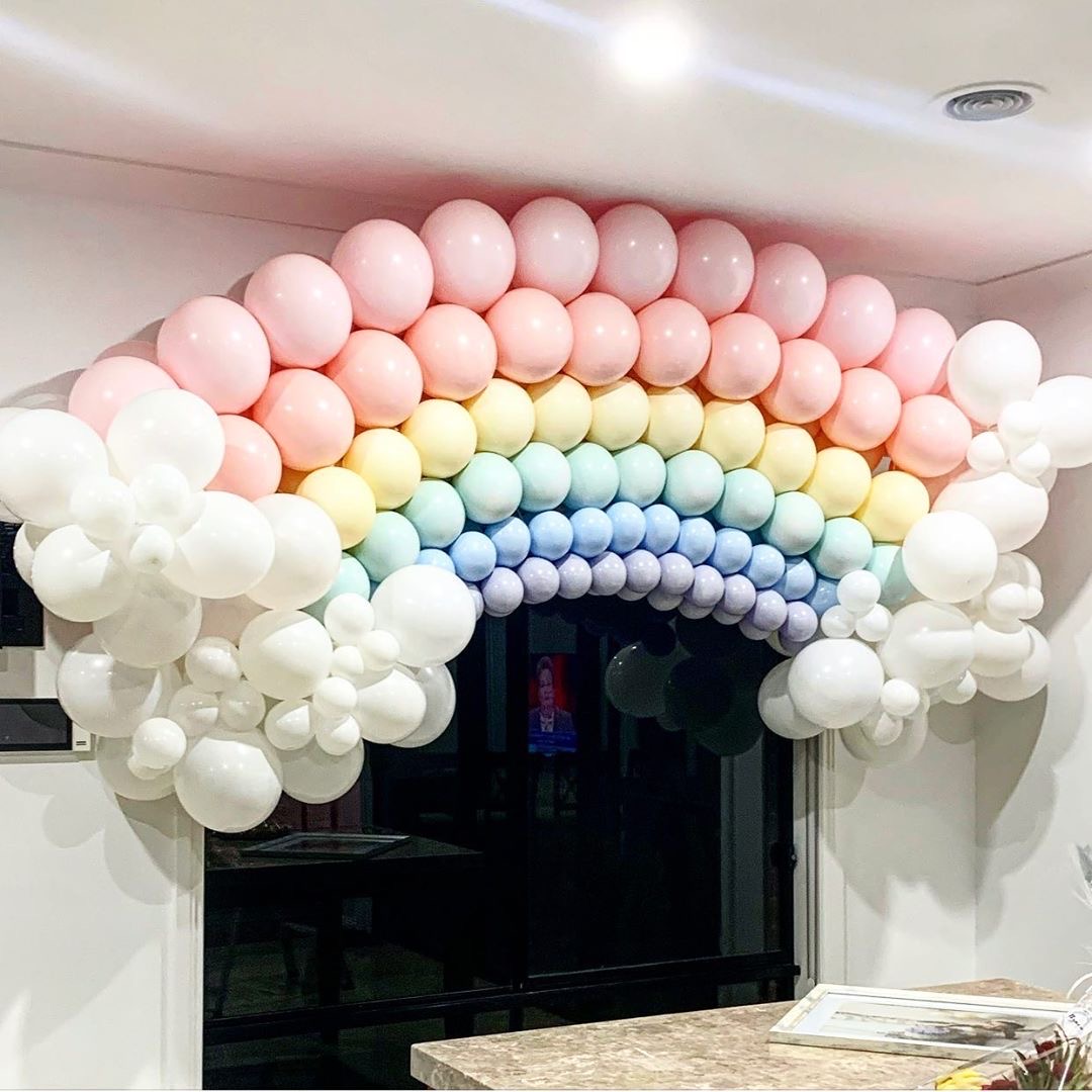 Balloon rainbow - a great rainbow party idea