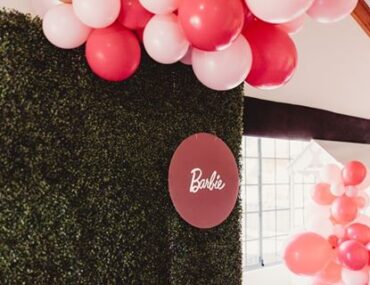 , A modern stylish Barbie party (mini feature)