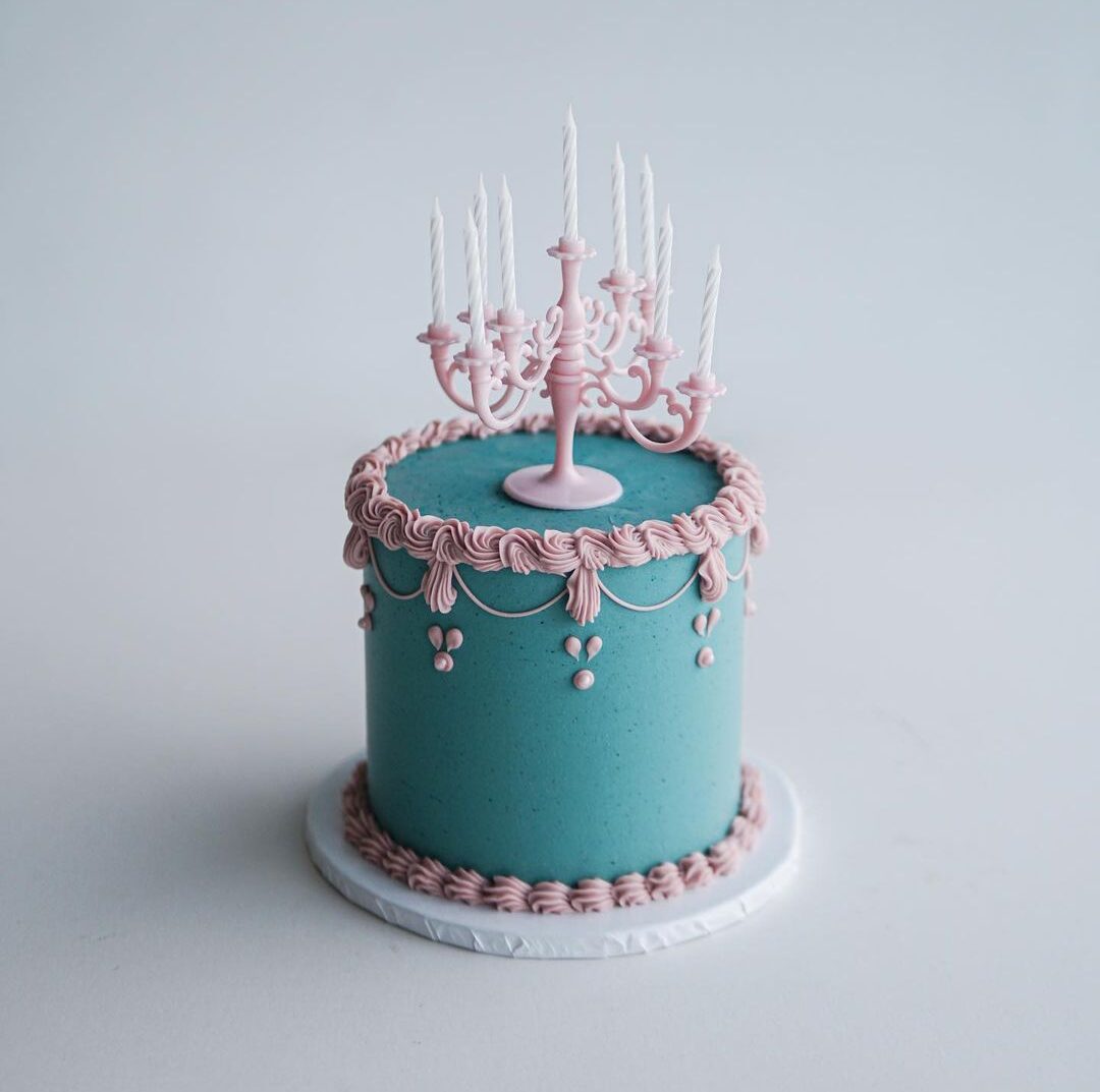 Vintage piped cake by Sweet Lionheart