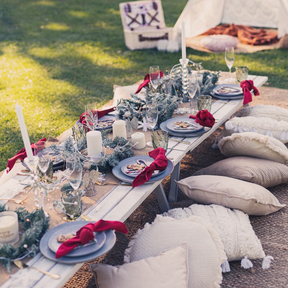 Traditional Christmas picnic table setup, Traditional Christmas picnic table setup